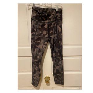 Athleta Lightning Camo 7/8 Tight Leggings Camouflage with Pockets